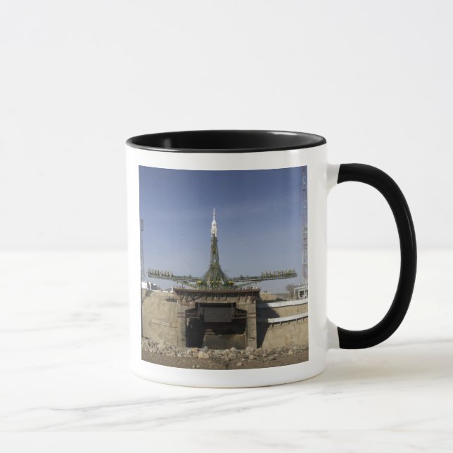 Die Sojus-Rakete wird in Position 6 errichtet Tasse (Rechts)