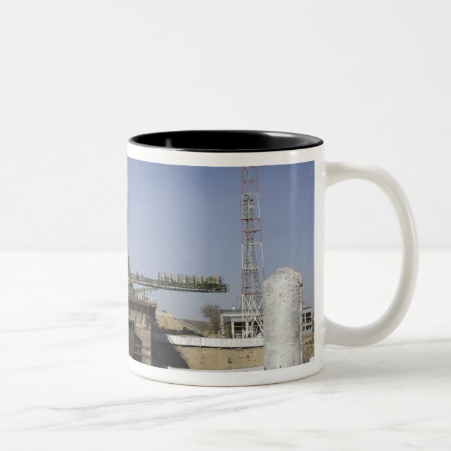 Die Sojus-Rakete wird in Position 6 errichtet Zweifarbige Tasse (Rechts)