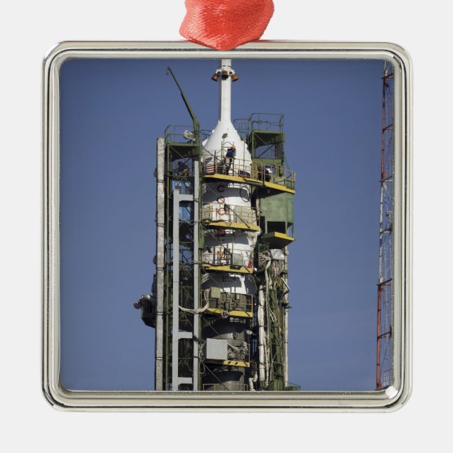 Die Sojus-Rakete wird in Position gebracht Silbernes Ornament (Vorne)