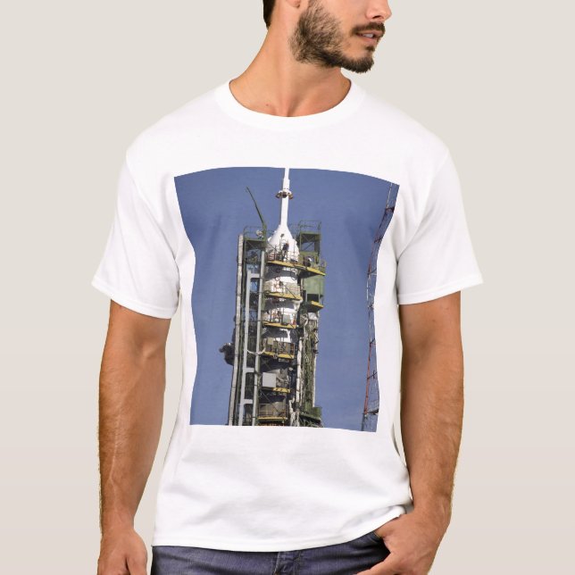 Die Sojus-Rakete wird in Position gebracht T-Shirt (Vorderseite)