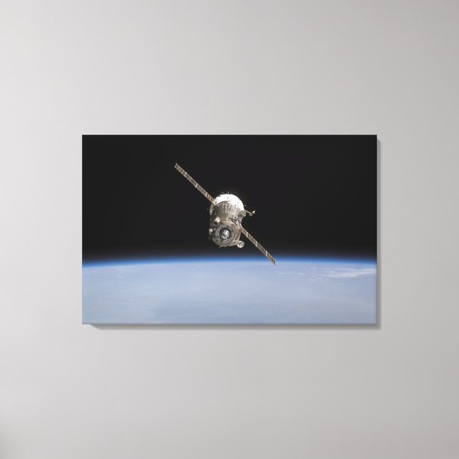 Die Sojus TMA-11 Raumsonde über dem Horizont der E Leinwanddruck (Vorderseite)