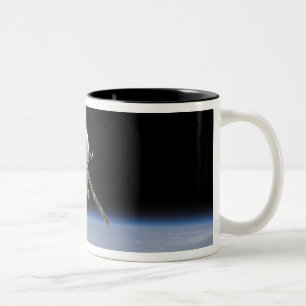 Die Sojus TMA-11 Raumsonde über dem Horizont der E Zweifarbige Tasse