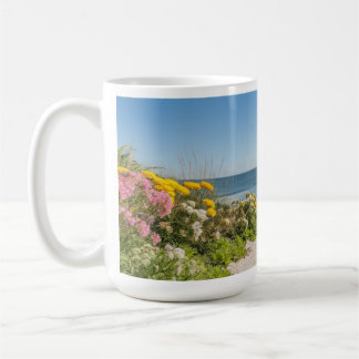 Die Sommerpause am Ufer Kaffeetasse
