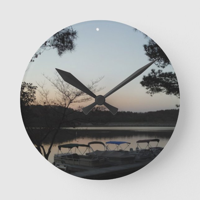 Die Sonne, der aufsteigende Mond über dem Arrowhad Runde Wanduhr (Vorderseite)