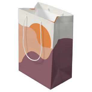 Die Sonne geht hinter den lila Hügeln herunter Mittlere Geschenktüte