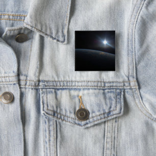 Die Sonne liegt über dem Horizont der Erde. Button