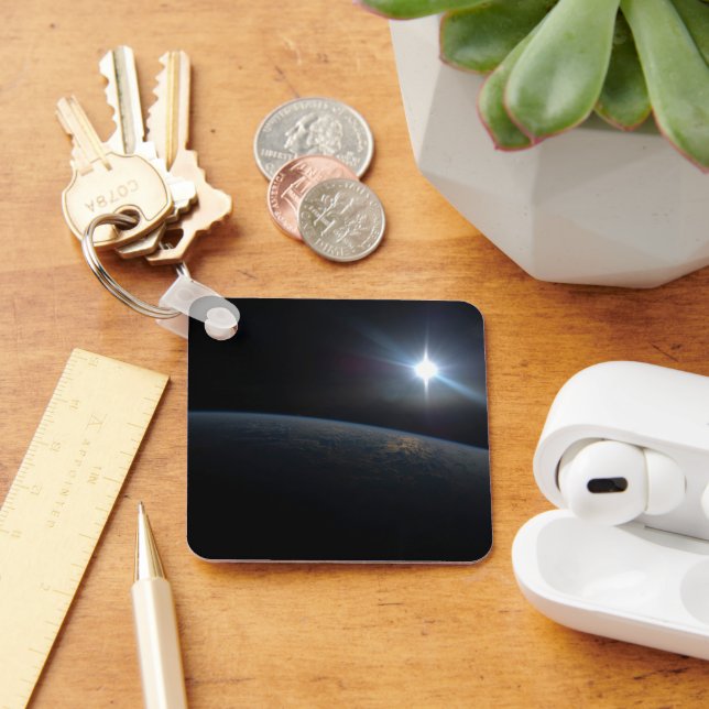 Die Sonne liegt über dem Horizont der Erde. Schlüsselanhänger (Schreibtisch)