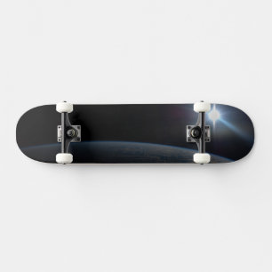 Die Sonne liegt über dem Horizont der Erde. Skateboard