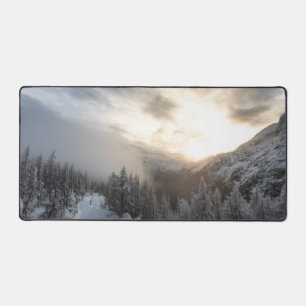 Die Sonne strahlt in atemberaubender Winterlandsch Schreibtischunterlage