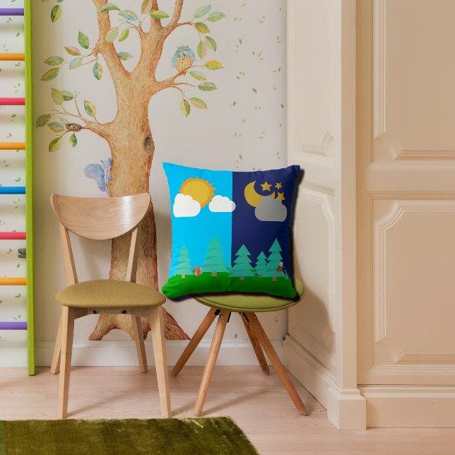 Die Sonne und der Mond im Wald werfen Kissen (Von Creator hochgeladen)