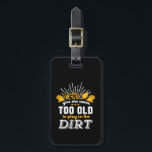 Die sonnige Gartenarbeit ist nie zu alt, um im Sch Gepäckanhänger<br><div class="desc">Du bist nie zu alt, um im Dreck zu spielen. Ein lustiges und humorvolles Design für Gärtner. Diese Vintage und Retro-Gartenwerkzeuge Ware ist ideal für diejenigen, die Liebe Gartenbau, Landwirtschaft, Anbau von Blume, Gemüse und Gießereien. Behalt deine positive Einstellung und deine guten Vibes während du im Garten arbeitest. Große Weihnachtsgeschenk...</div>