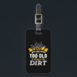 Die sonnige Gartenarbeit ist nie zu alt, um im Sch Gepäckanhänger<br><div class="desc">Du bist nie zu alt, um im Dreck zu spielen. Ein lustiges und humorvolles Design für Gärtner. Diese Vintage und Retro-Gartenwerkzeuge Ware ist ideal für diejenigen, die Liebe Gartenbau, Landwirtschaft, Anbau von Blume, Gemüse und Gießereien. Behalt deine positive Einstellung und deine guten Vibes während du im Garten arbeitest. Große Weihnachtsgeschenk...</div>