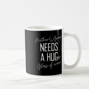 Die sonnige Mutter des Bräutigams braucht ein ries Kaffeetasse