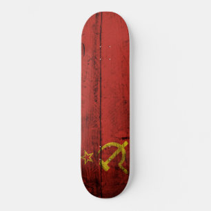 Die Sowjetunions-Flagge auf altem hölzernem Korn Skateboard