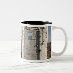 Die Soyuz Rakete kurz nach Ankunft 2 Zweifarbige Tasse