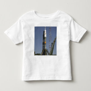 Die Soyuz Rakete wird in Position 2 aufgerichtet Kleinkind T-shirt