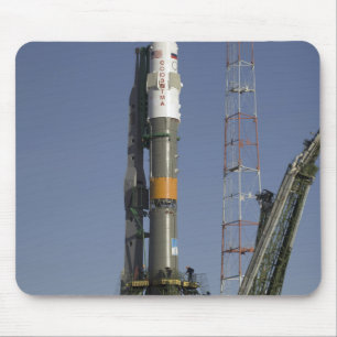 Die Soyuz Rakete wird in Position 2 aufgerichtet Mousepad