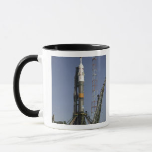 Die Soyuz Rakete wird in Position 2 aufgerichtet Tasse