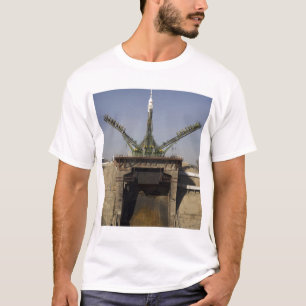Die Soyuz Rakete wird in Position 3 aufgerichtet T-Shirt