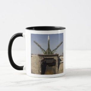 Die Soyuz Rakete wird in Position 3 aufgerichtet Tasse