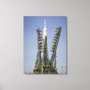 Die Soyuz Rakete wird in Position 4 aufgerichtet Leinwanddruck