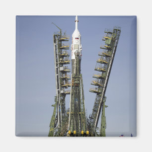 Die Soyuz Rakete wird in Position 4 aufgerichtet Magnet