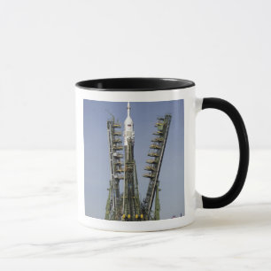 Die Soyuz Rakete wird in Position 4 aufgerichtet Tasse