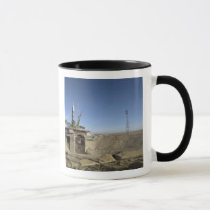 Die Soyuz Rakete wird in Position 5 aufgerichtet Tasse