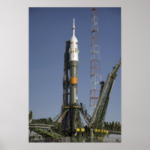 Die Soyuz Rakete wird in Position aufgerichtet Poster