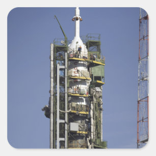 Die Soyuz Rakete wird in Position aufgerichtet Quadratischer Aufkleber