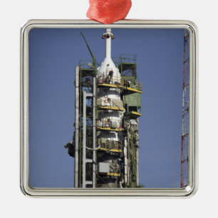 Die Soyuz Rakete wird in Position aufgerichtet Silbernes Ornament