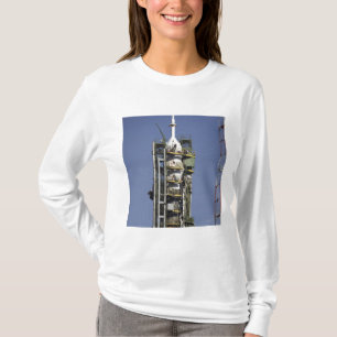 Die Soyuz Rakete wird in Position aufgerichtet T-Shirt