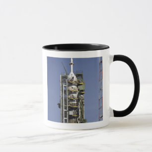 Die Soyuz Rakete wird in Position aufgerichtet Tasse