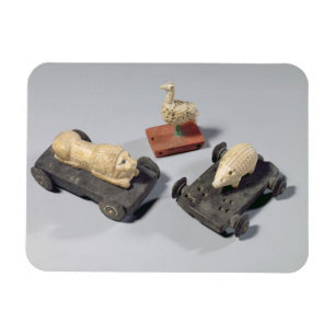 Die Spielwaren der Kinder: ein Igel, ein Löwe und Magnet