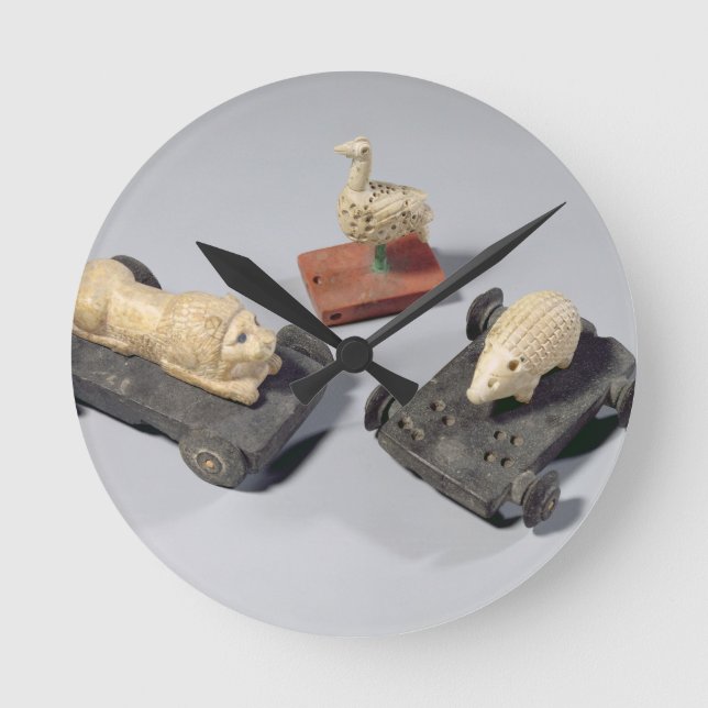 Die Spielwaren der Kinder: ein Igel, ein Löwe und Runde Wanduhr (Vorderseite)