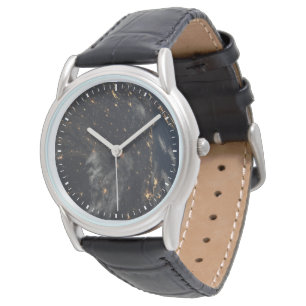 Die Stadt beleuchtet nachts auf der Erde Armbanduhr