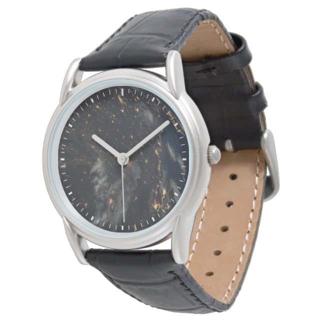 Die Stadt beleuchtet nachts auf der Erde Armbanduhr (Schrägansicht)