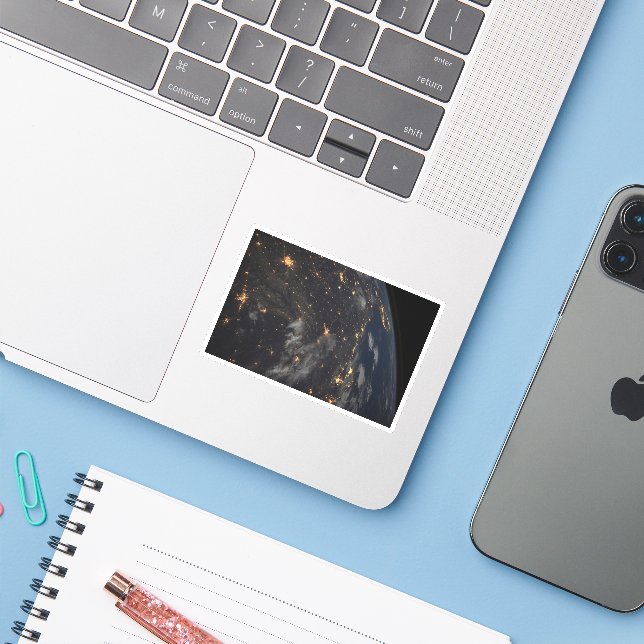 Die Stadt beleuchtet nachts auf der Erde Aufkleber (Laptop mit iPhone)