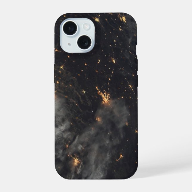 Die Stadt beleuchtet nachts auf der Erde iPhone 15 Hülle (Rückseite)