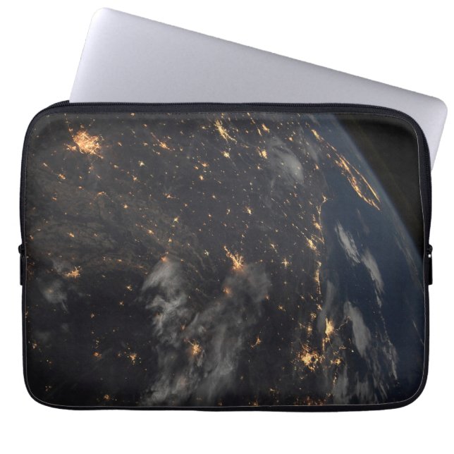 Die Stadt beleuchtet nachts auf der Erde Laptopschutzhülle (Vorderseite)