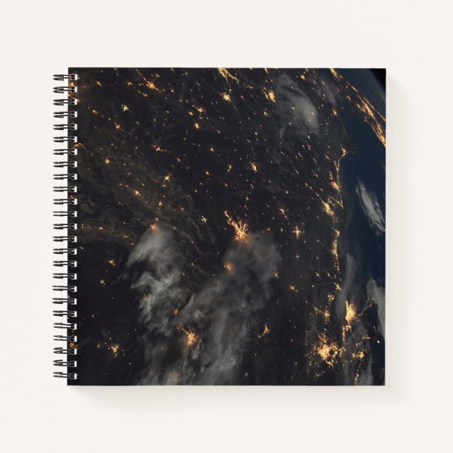 Die Stadt beleuchtet nachts auf der Erde Notizbuch (Vorderseite)