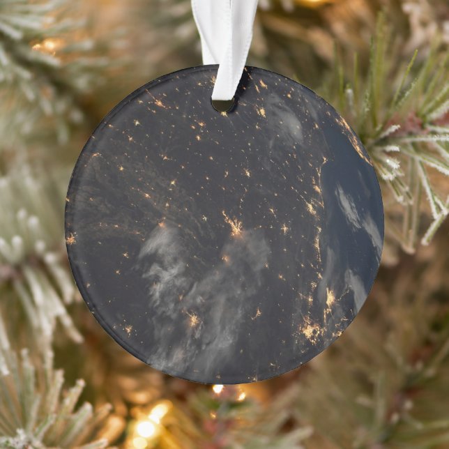 Die Stadt beleuchtet nachts auf der Erde Ornament (Baum)