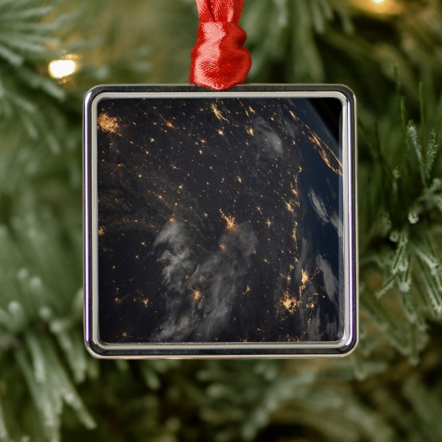 Die Stadt beleuchtet nachts auf der Erde Ornament Aus Metall (Baum)