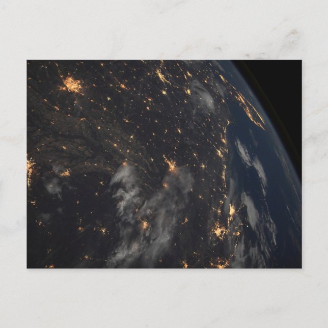 Die Stadt beleuchtet nachts auf der Erde Postkarte (Vorderseite)