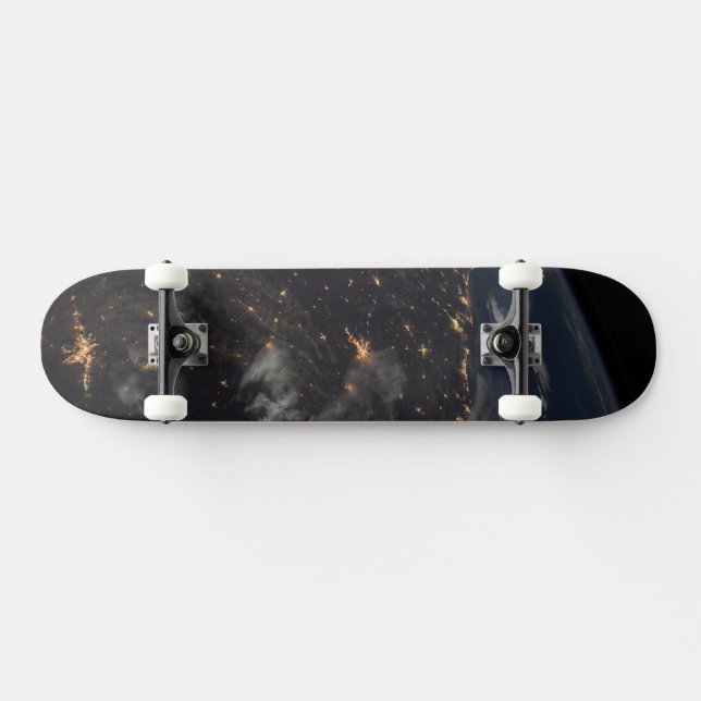 Die Stadt beleuchtet nachts auf der Erde Skateboard (Horizontal)