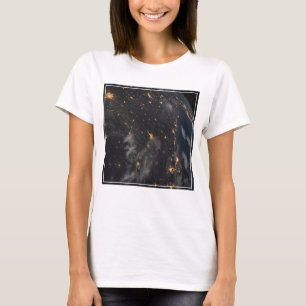 Die Stadt beleuchtet nachts auf der Erde T-Shirt