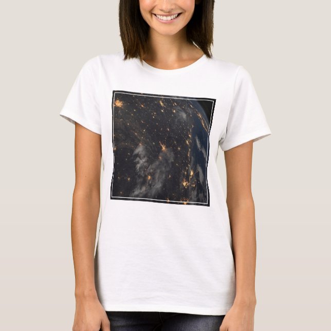 Die Stadt beleuchtet nachts auf der Erde T-Shirt (Vorderseite)