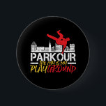 Die Stadt ist mein Spielplatz Parkour und Freeruni Button<br><div class="desc">Die Stadt ist mein Spielplatz. Ein lustiges und humorvolles Design für diejenigen,  die Parkour Liebe und Freerunning. Coole Vintage und bedrückte Designartikel für Outdoorsmenschen. Ideal für diejenigen,  die Outdoor-Aktivitäten und Extremsport Liebe. Große Weihnachtsgeschenke und Geburtstagsgeschenk für Vater,  Bruder,  Sohn,  Enkel,  Freund oder Freund.</div>