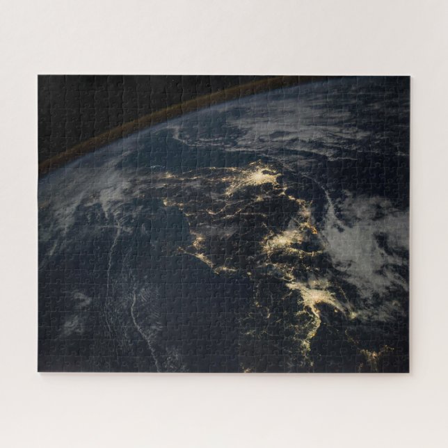 Die Stadt leuchtet nachts in Japan. (Horizontal)