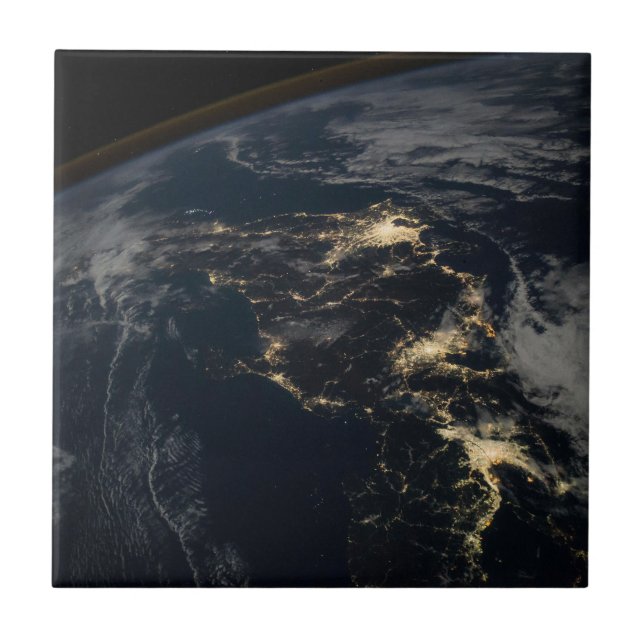 Die Stadt leuchtet nachts in Japan. Fliese (Vorderseite)